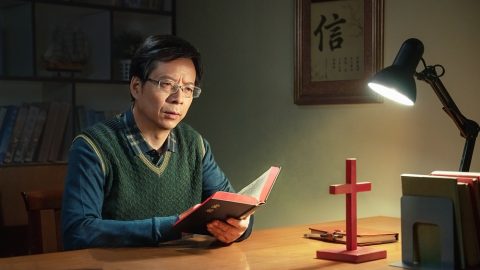 พระคัมภีร์กล่าวไว้ว่า “ใครจะฟ้องคนที่พระเจ้าได้ทรงเลือกไว้? พระเจ้าทรงทำให้พวกเขาเป็นคนชอบธรรมแล้ว ใครจะเป็นผู้ลงโทษอีก?” (โรม 8:33-34) นี่พิสูจน์ว่าการถูกตรึงกางเขนขององค์พระเยซูเจ้าอภัยบาปทั้งหมดให้เรา องค์พระผู้เป็นเจ้าไม่ได้เห็นเราเป็นคนบาปอีกต่อไป ตอนนี้ใครสามารถกล่าวหาเราได้อีกล่ะ